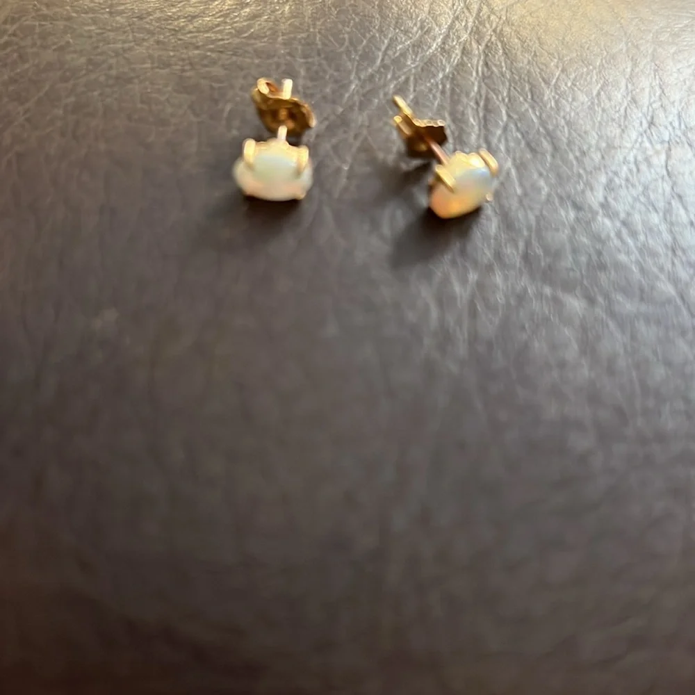 Pretty 14k opal studs - Picture 4 of 4